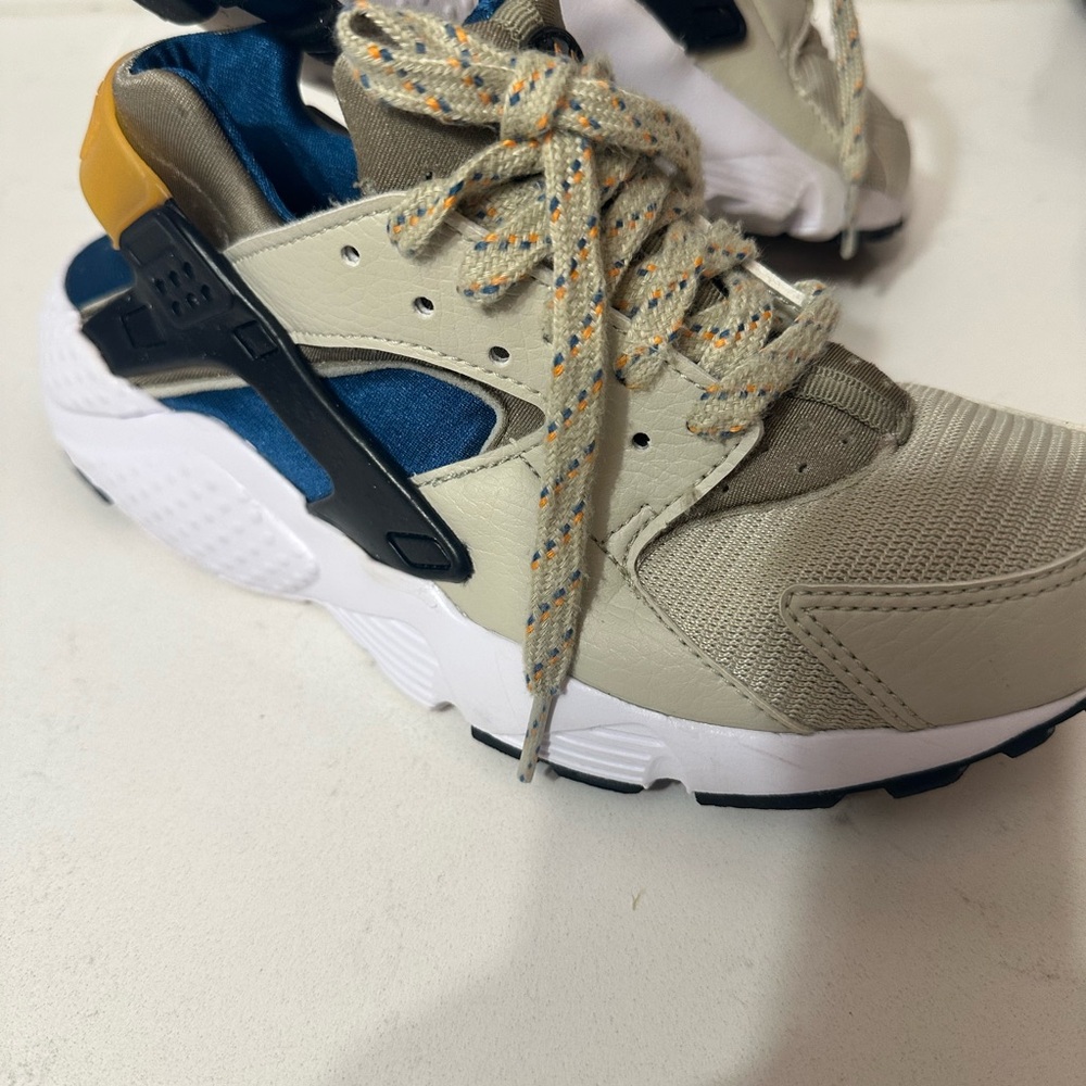 Nike Shoes Youth 4.5 Light Stone
Marina Air Huarache Run
